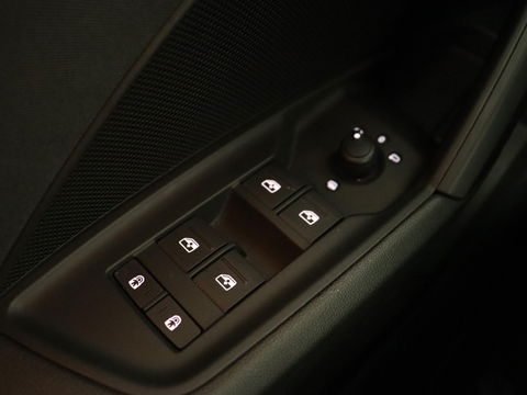 Audi A3 45 TFSI e S Line | Stoelverwarming | Camera | Sfeerverlichting | Virtual Cockpit | Carplay | Navigatie | Sportstoelen | 18'' | Climate control | PHEV | Plug In