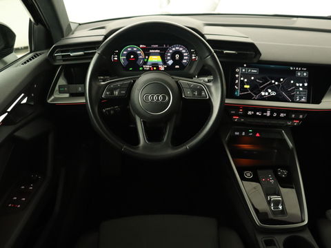 Audi A3 45 TFSI e S Line | Stoelverwarming | Camera | Sfeerverlichting | Virtual Cockpit | Carplay | Navigatie | Sportstoelen | 18'' | Climate control | PHEV | Plug In