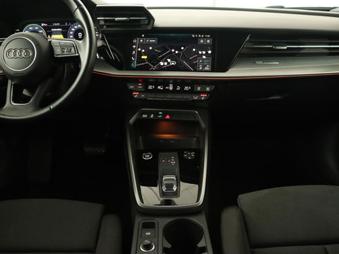 Audi A3 45 TFSI e S Line | Stoelverwarming | Camera | Sfeerverlichting | Virtual Cockpit | Carplay | Navigatie | Sportstoelen | 18'' | Climate control | PHEV | Plug In