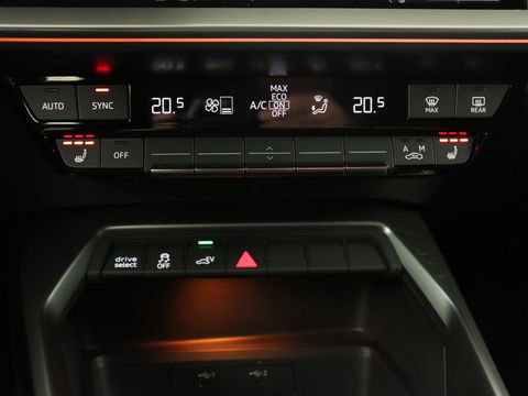 Audi A3 45 TFSI e S Line | Stoelverwarming | Camera | Sfeerverlichting | Virtual Cockpit | Carplay | Navigatie | Sportstoelen | 18'' | Climate control | PHEV | Plug In