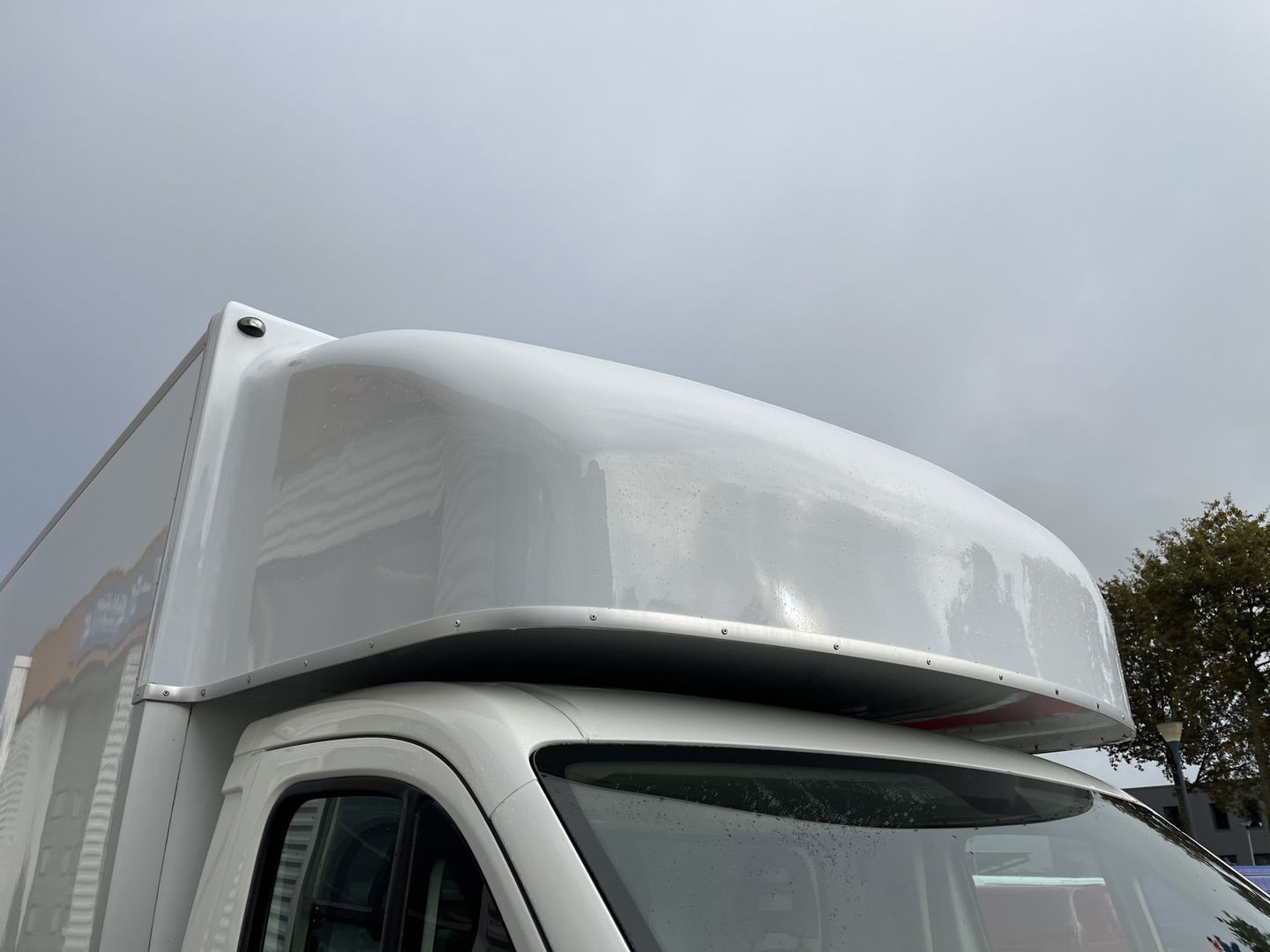 Peugeot Boxer 435 2.0 BlueHDI 164pk Pro bakwagen met Dhollandia laadklep / 440 cm lang / doorladen tot 550 cm mogelijk boven de cabine / euro 6 / airco
