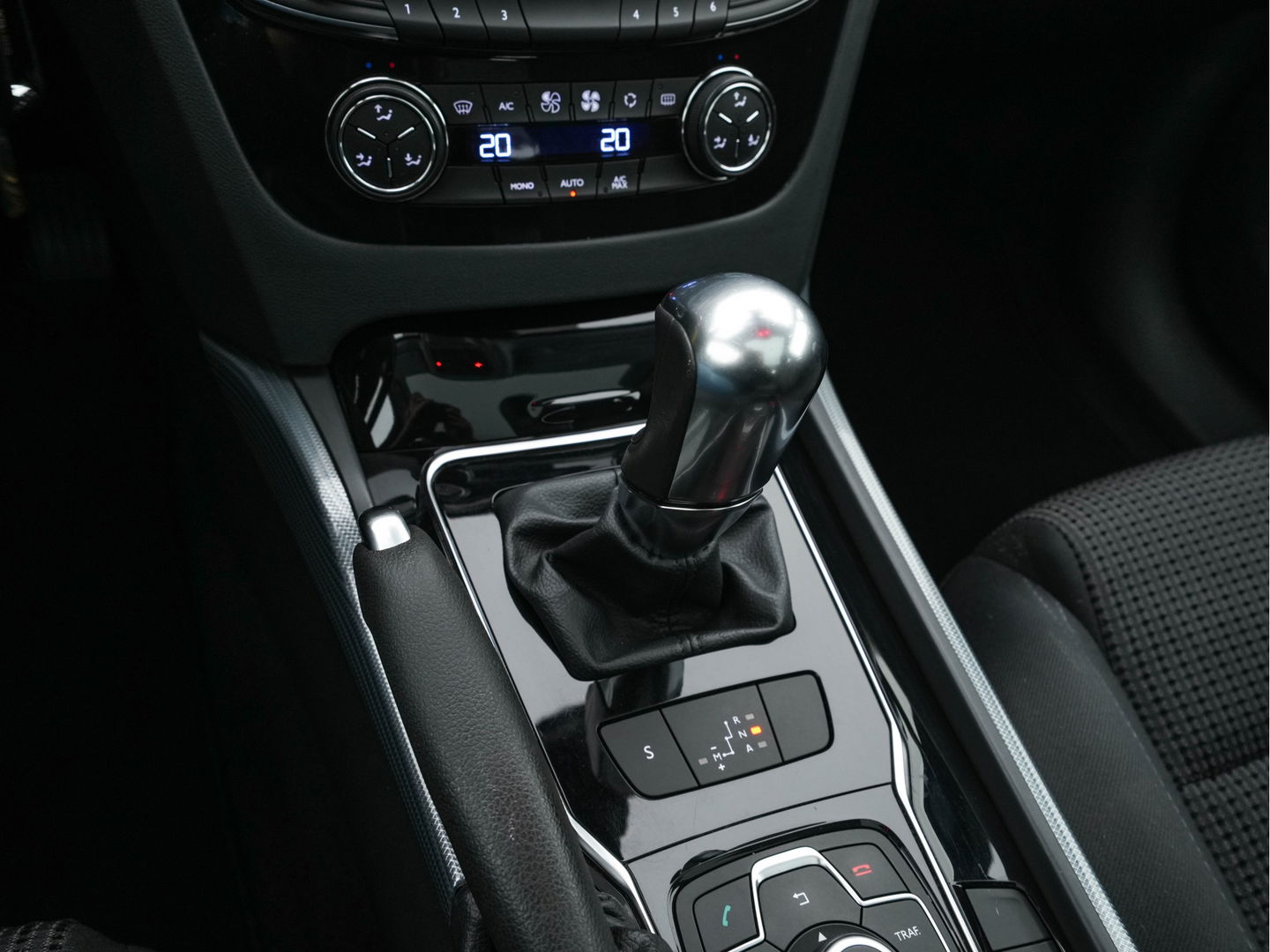 Peugeot 508 SW 1.6 e-HDi Active Aut. *PANO | HEAD-UP | XENON | NAVI-FULLMAP | COMFORT-SEATS | ECC | SHIFT-PADDLES | PDC |  PRIVACY-GLASS | CRUISE | 17''ALU*