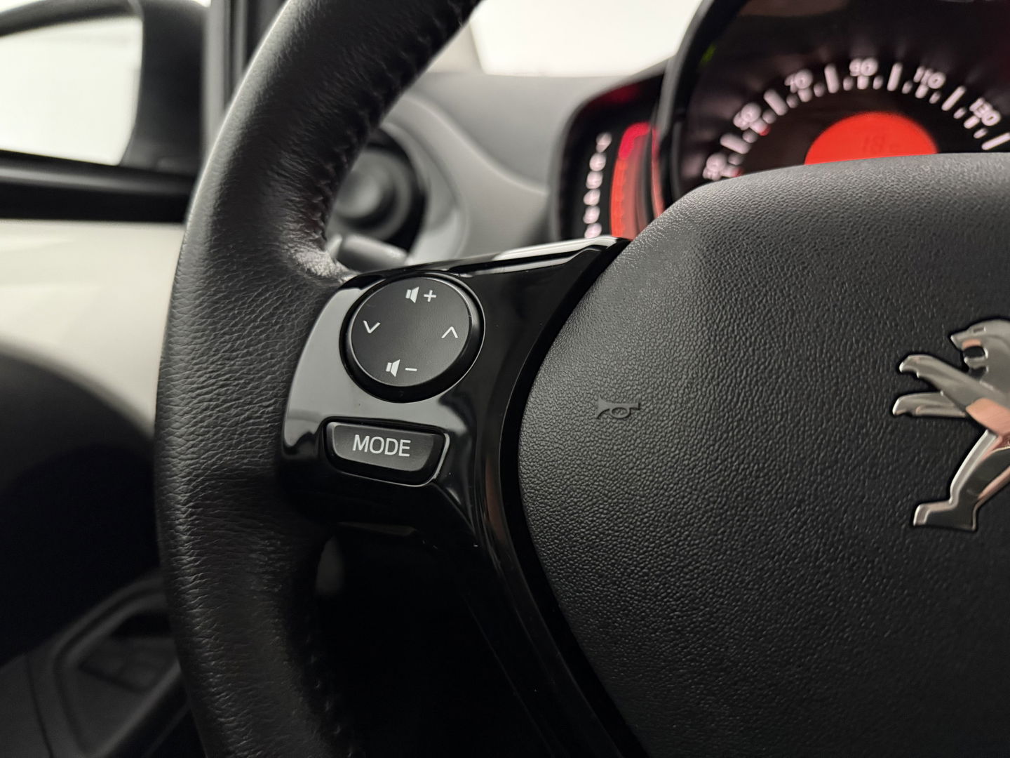 Peugeot 108 1.0 e-VTi Allure | Carplay | LED | Camera | Clima | Cruise | NAP