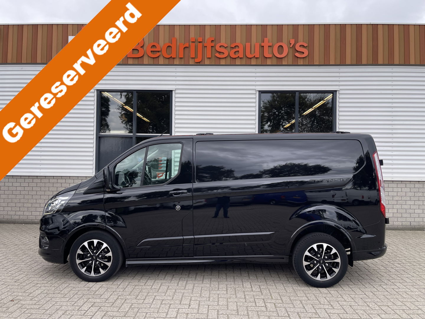 Ford Transit Custom 320 2.0 TDCI 185pk automaat L1H1 Sport / vaste prijs rijklaar € 22.950 ex btw / lease vanaf € 375 / half leer / airco / cruise / navi / camera / stoelverwarming !