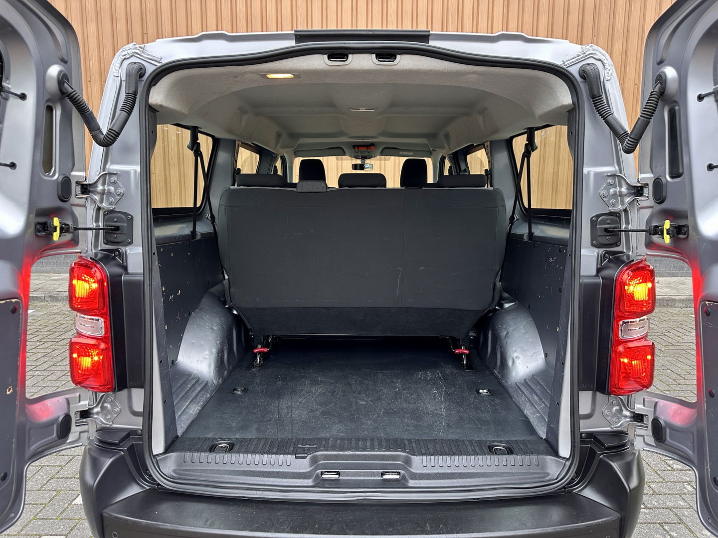 Peugeot Expert Traveller 8P 1.5 BlueHDi 120 Business Long S&S | Exportprijs | Cruise Control | Parkeersensoren Achter | Apple Carplay/Android Auto | Airconditioning | Bluetooth | Navigatie |Stop & Go |