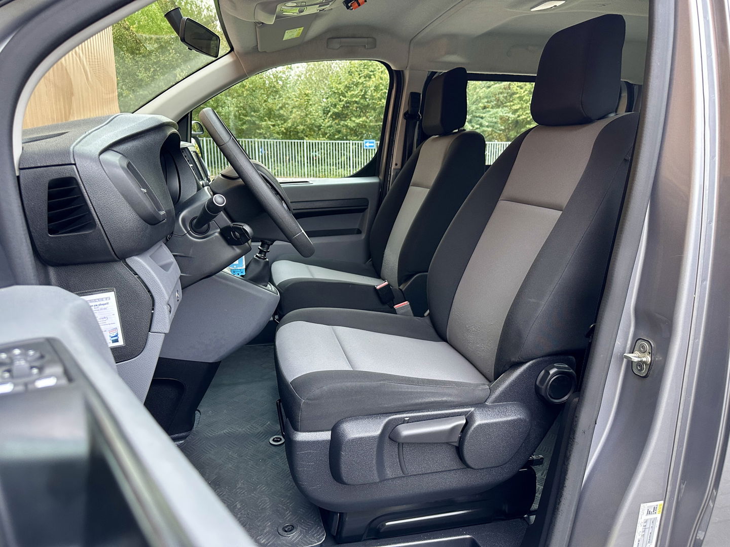 Peugeot Expert Traveller 8P 1.5 BlueHDi 120 Business Long S&S | Exportprijs | Cruise Control | Parkeersensoren Achter | Apple Carplay/Android Auto | Airconditioning | Bluetooth | Navigatie |Stop & Go |