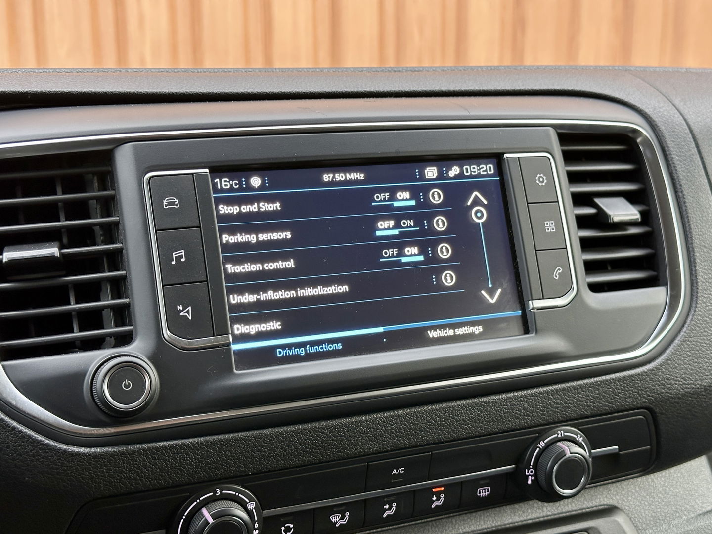 Peugeot Expert Traveller 8P 1.5 BlueHDi 120 Business Long S&S | Exportprijs | Cruise Control | Parkeersensoren Achter | Apple Carplay/Android Auto | Airconditioning | Bluetooth | Navigatie |Stop & Go |