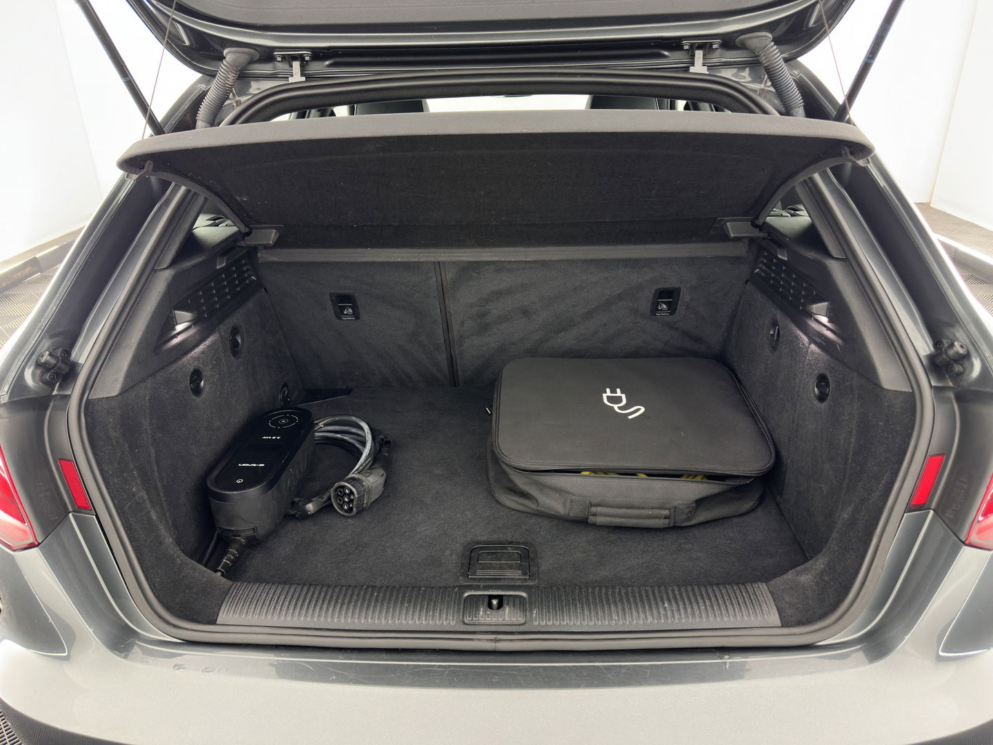 Audi A3 Sportback 1.4 e-tron PHEV Ambition Pro Line plus Aut. *LEATHER-FABRIC | FULL-LED | NAVI-FULLMAP | KEYLESS | SPORT-SEATS | AUDI-SOUND | TOWBAR | 17''ALU*