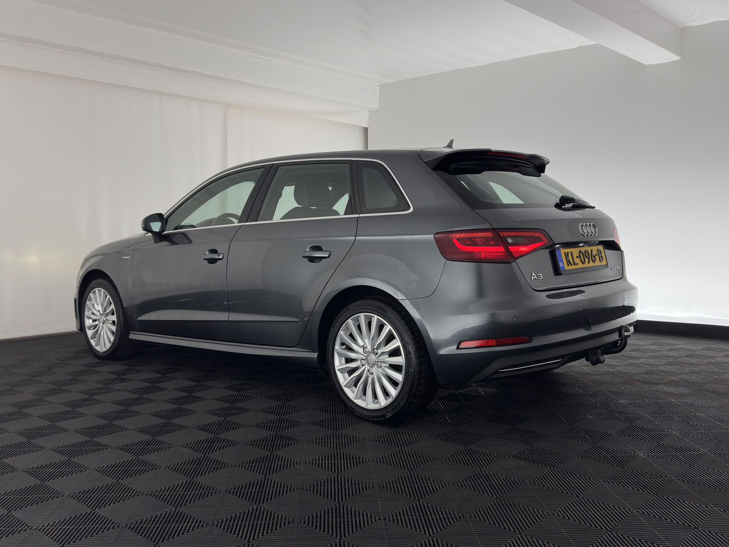 Audi A3 Sportback 1.4 e-tron PHEV Ambition Pro Line plus Aut. *LEATHER-FABRIC | FULL-LED | NAVI-FULLMAP | KEYLESS | SPORT-SEATS | AUDI-SOUND | TOWBAR | 17''ALU*