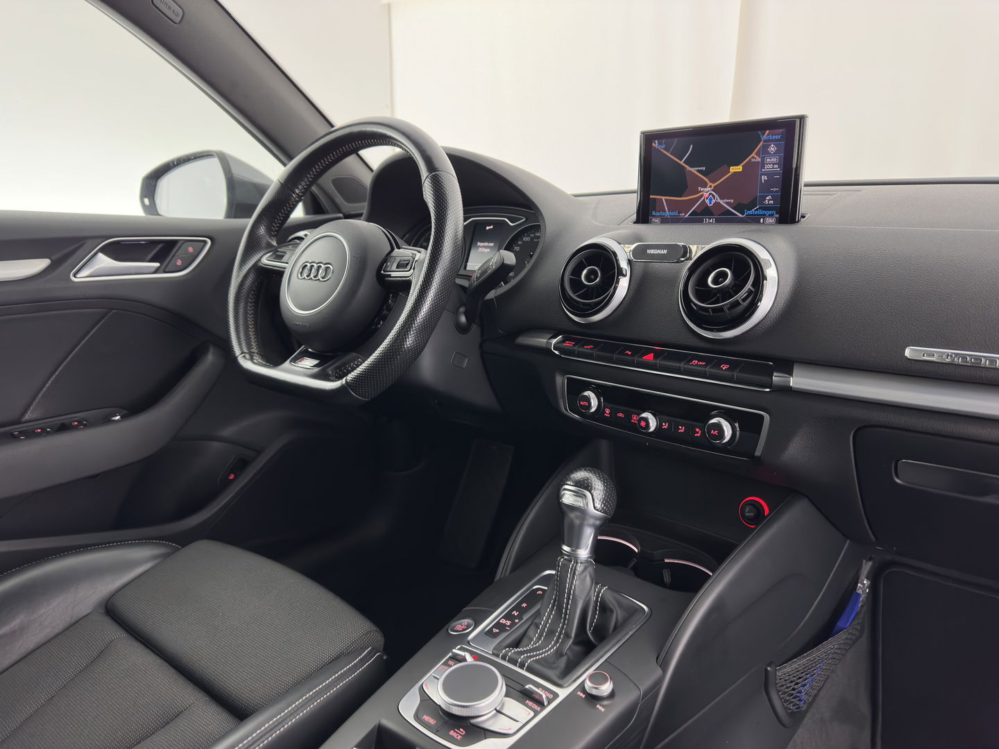 Audi A3 Sportback 1.4 e-tron PHEV Ambition Pro Line plus Aut. *LEATHER-FABRIC | FULL-LED | NAVI-FULLMAP | KEYLESS | SPORT-SEATS | AUDI-SOUND | TOWBAR | 17''ALU*