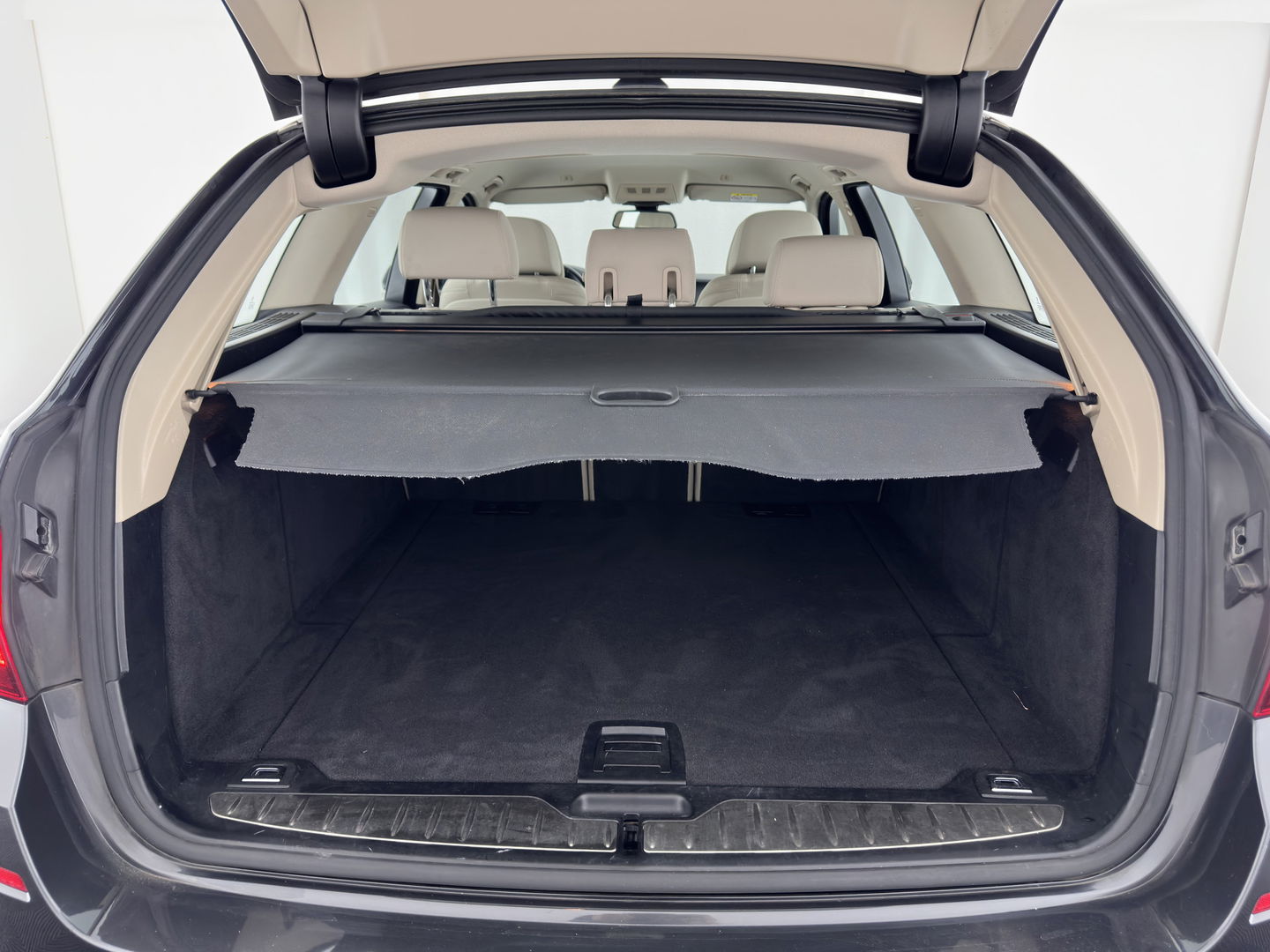 BMW 5 Serie Touring 525d Luxury Edition Aut. *LUXURY-LEATHER | XENON | DIGI-COCKPIT | MEMORY-PACK | HEATED-COMFORTSEATS | NAVI-FULLMAP | ECC | PDC | CRUISE | 17''ALU | TOWBAR*