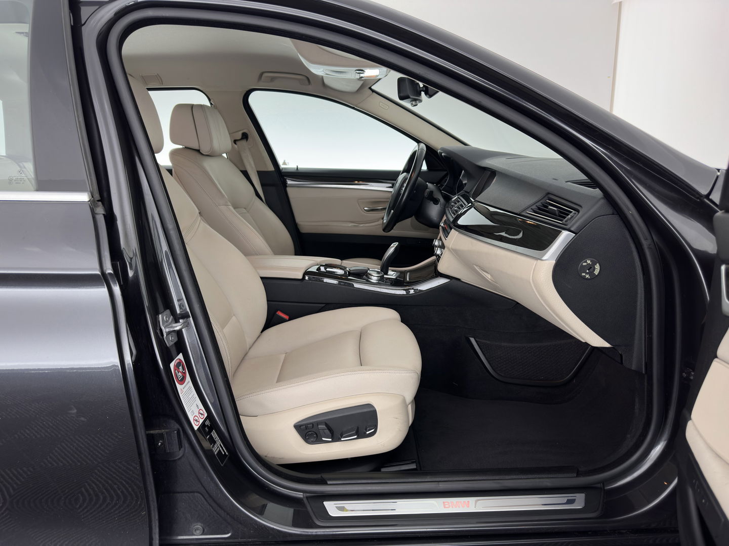 BMW 5 Serie Touring 525d Luxury Edition Aut. *LUXURY-LEATHER | XENON | DIGI-COCKPIT | MEMORY-PACK | HEATED-COMFORTSEATS | NAVI-FULLMAP | ECC | PDC | CRUISE | 17''ALU | TOWBAR*