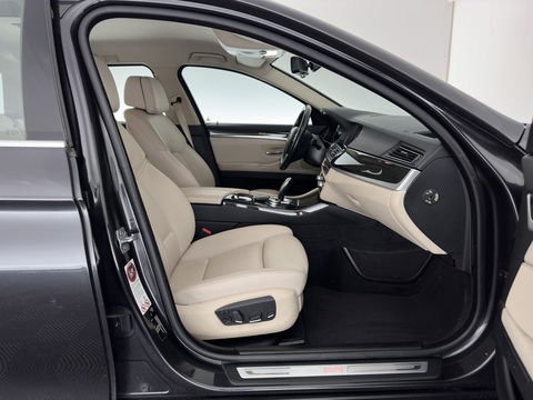 BMW 5 Serie Touring 525d Luxury Edition Aut. *LUXURY-LEATHER | XENON | DIGI-COCKPIT | MEMORY-PACK | HEATED-COMFORTSEATS | NAVI-FULLMAP | ECC | PDC | CRUISE | 17''ALU | TOWBAR*