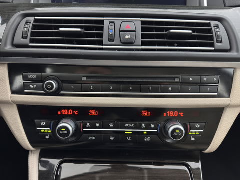 BMW 5 Serie Touring 525d Luxury Edition Aut. *LUXURY-LEATHER | XENON | DIGI-COCKPIT | MEMORY-PACK | HEATED-COMFORTSEATS | NAVI-FULLMAP | ECC | PDC | CRUISE | 17''ALU | TOWBAR*