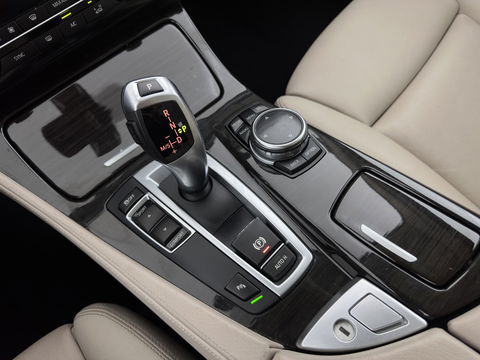 BMW 5 Serie Touring 525d Luxury Edition Aut. *LUXURY-LEATHER | XENON | DIGI-COCKPIT | MEMORY-PACK | HEATED-COMFORTSEATS | NAVI-FULLMAP | ECC | PDC | CRUISE | 17''ALU | TOWBAR*
