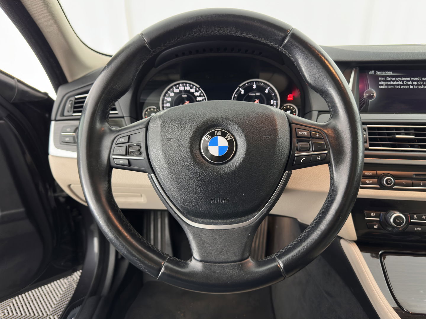 BMW 5 Serie Touring 525d Luxury Edition Aut. *LUXURY-LEATHER | XENON | DIGI-COCKPIT | MEMORY-PACK | HEATED-COMFORTSEATS | NAVI-FULLMAP | ECC | PDC | CRUISE | 17''ALU | TOWBAR*