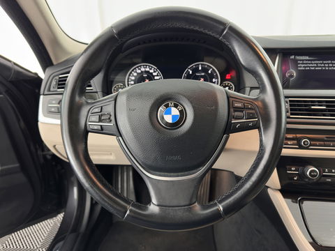 BMW 5 Serie Touring 525d Luxury Edition Aut. *LUXURY-LEATHER | XENON | DIGI-COCKPIT | MEMORY-PACK | HEATED-COMFORTSEATS | NAVI-FULLMAP | ECC | PDC | CRUISE | 17''ALU | TOWBAR*