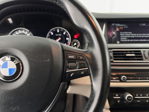 BMW 5 Serie Touring 525d Luxury Edition Aut. *LUXURY-LEATHER | XENON | DIGI-COCKPIT | MEMORY-PACK | HEATED-COMFORTSEATS | NAVI-FULLMAP | ECC | PDC | CRUISE | 17''ALU | TOWBAR*