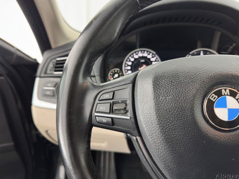 BMW 5 Serie Touring 525d Luxury Edition Aut. *LUXURY-LEATHER | XENON | DIGI-COCKPIT | MEMORY-PACK | HEATED-COMFORTSEATS | NAVI-FULLMAP | ECC | PDC | CRUISE | 17''ALU | TOWBAR*