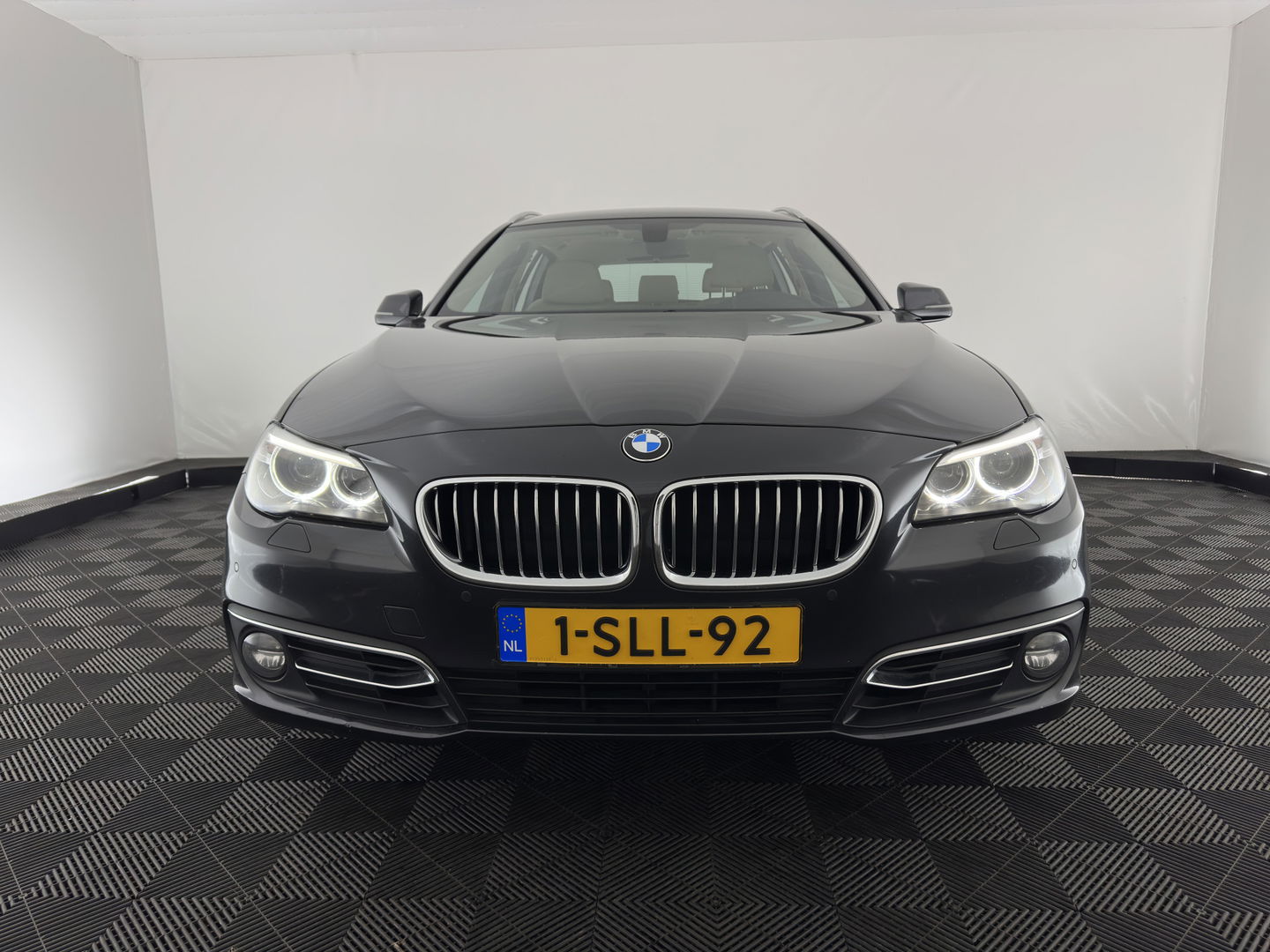 BMW 5 Serie Touring 525d Luxury Edition Aut. *LUXURY-LEATHER | XENON | DIGI-COCKPIT | MEMORY-PACK | HEATED-COMFORTSEATS | NAVI-FULLMAP | ECC | PDC | CRUISE | 17''ALU | TOWBAR*