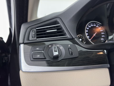 BMW 5 Serie Touring 525d Luxury Edition Aut. *LUXURY-LEATHER | XENON | DIGI-COCKPIT | MEMORY-PACK | HEATED-COMFORTSEATS | NAVI-FULLMAP | ECC | PDC | CRUISE | 17''ALU | TOWBAR*