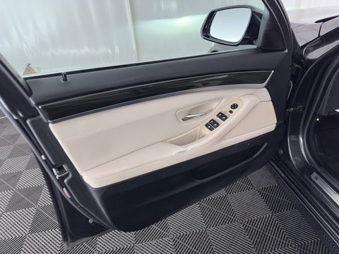 BMW 5 Serie Touring 525d Luxury Edition Aut. *LUXURY-LEATHER | XENON | DIGI-COCKPIT | MEMORY-PACK | HEATED-COMFORTSEATS | NAVI-FULLMAP | ECC | PDC | CRUISE | 17''ALU | TOWBAR*