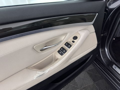 BMW 5 Serie Touring 525d Luxury Edition Aut. *LUXURY-LEATHER | XENON | DIGI-COCKPIT | MEMORY-PACK | HEATED-COMFORTSEATS | NAVI-FULLMAP | ECC | PDC | CRUISE | 17''ALU | TOWBAR*