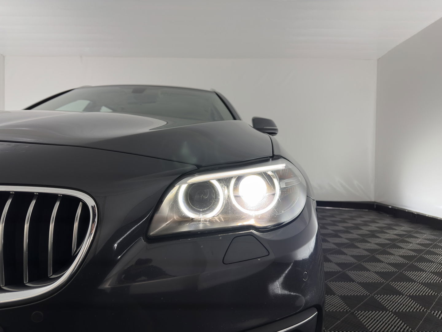 BMW 5 Serie Touring 525d Luxury Edition Aut. *LUXURY-LEATHER | XENON | DIGI-COCKPIT | MEMORY-PACK | HEATED-COMFORTSEATS | NAVI-FULLMAP | ECC | PDC | CRUISE | 17''ALU | TOWBAR*