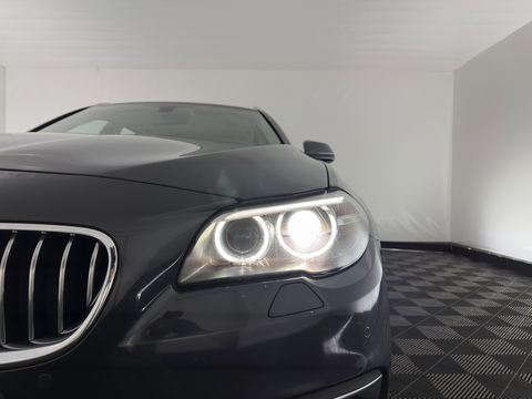 BMW 5 Serie Touring 525d Luxury Edition Aut. *LUXURY-LEATHER | XENON | DIGI-COCKPIT | MEMORY-PACK | HEATED-COMFORTSEATS | NAVI-FULLMAP | ECC | PDC | CRUISE | 17''ALU | TOWBAR*