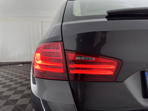 BMW 5 Serie Touring 525d Luxury Edition Aut. *LUXURY-LEATHER | XENON | DIGI-COCKPIT | MEMORY-PACK | HEATED-COMFORTSEATS | NAVI-FULLMAP | ECC | PDC | CRUISE | 17''ALU | TOWBAR*