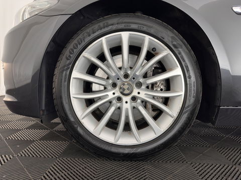 BMW 5 Serie Touring 525d Luxury Edition Aut. *LUXURY-LEATHER | XENON | DIGI-COCKPIT | MEMORY-PACK | HEATED-COMFORTSEATS | NAVI-FULLMAP | ECC | PDC | CRUISE | 17''ALU | TOWBAR*