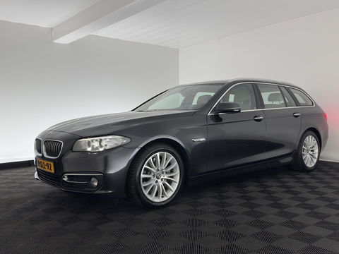BMW 5 Serie Touring 525d Luxury Edition Aut. *LUXURY-LEATHER | XENON | DIGI-COCKPIT | MEMORY-PACK | HEATED-COMFORTSEATS | NAVI-FULLMAP | ECC | PDC | CRUISE | 17''ALU | TOWBAR*