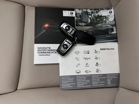 BMW 5 Serie Touring 525d Luxury Edition Aut. *LUXURY-LEATHER | XENON | DIGI-COCKPIT | MEMORY-PACK | HEATED-COMFORTSEATS | NAVI-FULLMAP | ECC | PDC | CRUISE | 17''ALU | TOWBAR*