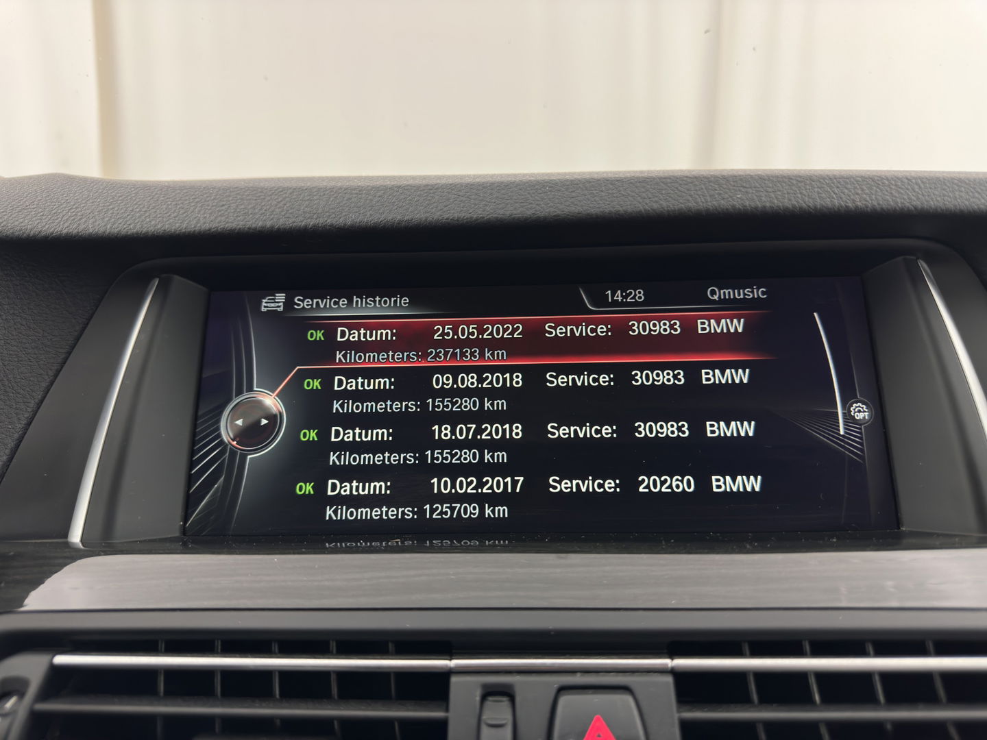 BMW 5 Serie Touring 525d Luxury Edition Aut. *LUXURY-LEATHER | XENON | DIGI-COCKPIT | MEMORY-PACK | HEATED-COMFORTSEATS | NAVI-FULLMAP | ECC | PDC | CRUISE | 17''ALU | TOWBAR*
