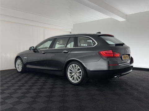 BMW 5 Serie Touring 525d Luxury Edition Aut. *LUXURY-LEATHER | XENON | DIGI-COCKPIT | MEMORY-PACK | HEATED-COMFORTSEATS | NAVI-FULLMAP | ECC | PDC | CRUISE | 17''ALU | TOWBAR*