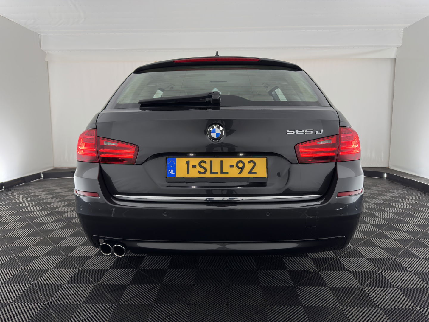 BMW 5 Serie Touring 525d Luxury Edition Aut. *LUXURY-LEATHER | XENON | DIGI-COCKPIT | MEMORY-PACK | HEATED-COMFORTSEATS | NAVI-FULLMAP | ECC | PDC | CRUISE | 17''ALU | TOWBAR*