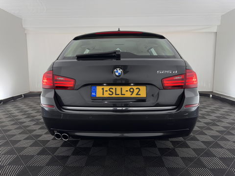 BMW 5 Serie Touring 525d Luxury Edition Aut. *LUXURY-LEATHER | XENON | DIGI-COCKPIT | MEMORY-PACK | HEATED-COMFORTSEATS | NAVI-FULLMAP | ECC | PDC | CRUISE | 17''ALU | TOWBAR*