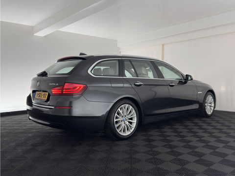 BMW 5 Serie Touring 525d Luxury Edition Aut. *LUXURY-LEATHER | XENON | DIGI-COCKPIT | MEMORY-PACK | HEATED-COMFORTSEATS | NAVI-FULLMAP | ECC | PDC | CRUISE | 17''ALU | TOWBAR*