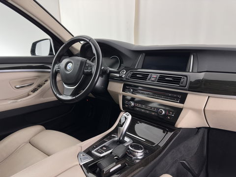 BMW 5 Serie Touring 525d Luxury Edition Aut. *LUXURY-LEATHER | XENON | DIGI-COCKPIT | MEMORY-PACK | HEATED-COMFORTSEATS | NAVI-FULLMAP | ECC | PDC | CRUISE | 17''ALU | TOWBAR*