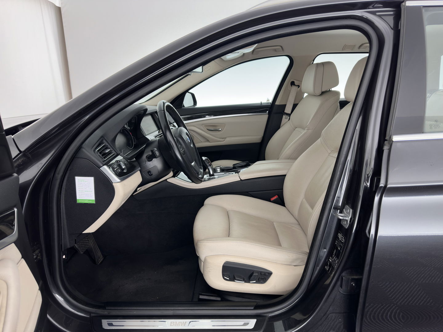 BMW 5 Serie Touring 525d Luxury Edition Aut. *LUXURY-LEATHER | XENON | DIGI-COCKPIT | MEMORY-PACK | HEATED-COMFORTSEATS | NAVI-FULLMAP | ECC | PDC | CRUISE | 17''ALU | TOWBAR*