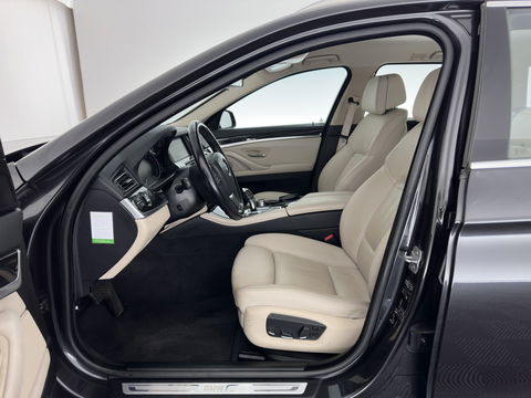 BMW 5 Serie Touring 525d Luxury Edition Aut. *LUXURY-LEATHER | XENON | DIGI-COCKPIT | MEMORY-PACK | HEATED-COMFORTSEATS | NAVI-FULLMAP | ECC | PDC | CRUISE | 17''ALU | TOWBAR*