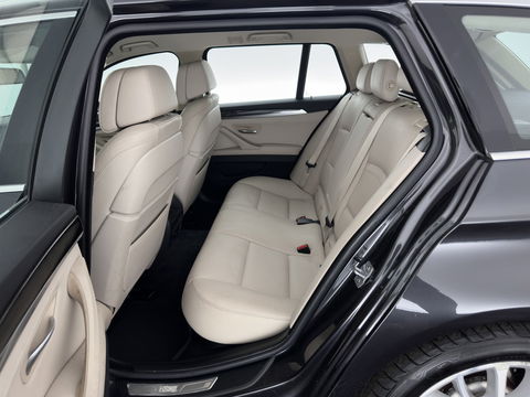 BMW 5 Serie Touring 525d Luxury Edition Aut. *LUXURY-LEATHER | XENON | DIGI-COCKPIT | MEMORY-PACK | HEATED-COMFORTSEATS | NAVI-FULLMAP | ECC | PDC | CRUISE | 17''ALU | TOWBAR*