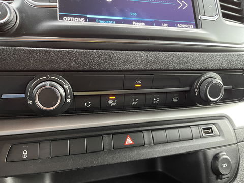 Peugeot Expert Traveller 8P 2.0 BlueHDi 150 Business Long S&S | Exportprijs | Cruise Control | Parkeersensoren Achter | Apple Carplay/Android Auto | Navigatie | Airconditioning | Bluetooth |