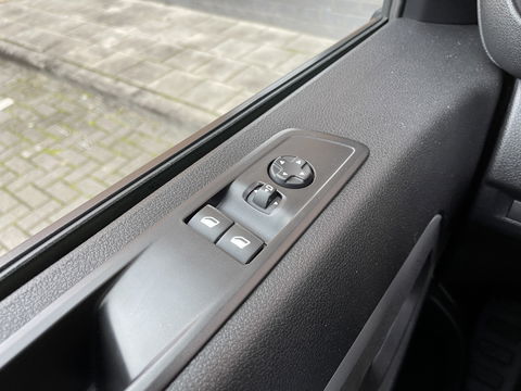Peugeot Expert Traveller 8P 2.0 BlueHDi 150 Business Long S&S | Exportprijs | Cruise Control | Parkeersensoren Achter | Apple Carplay/Android Auto | Navigatie | Airconditioning | Bluetooth |