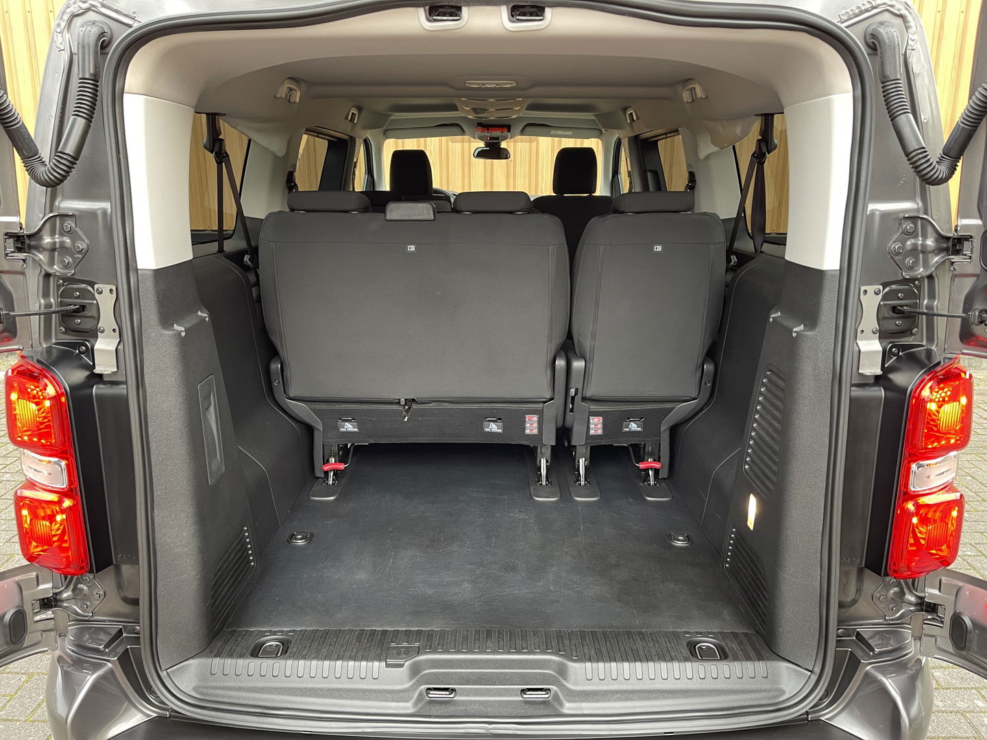 Peugeot Expert Traveller 8P 2.0 BlueHDi 150 Business Long S&S | Exportprijs | Cruise Control | Parkeersensoren Achter | Apple Carplay/Android Auto | Navigatie | Airconditioning | Bluetooth |
