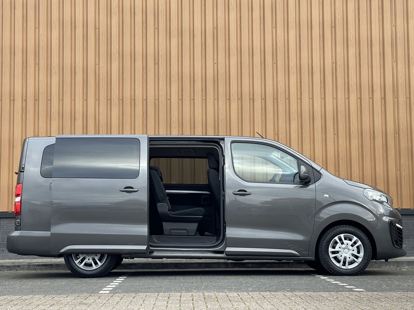Peugeot Expert Traveller 8P 2.0 BlueHDi 150 Business Long S&S | Exportprijs | Cruise Control | Parkeersensoren Achter | Apple Carplay/Android Auto | Navigatie | Airconditioning | Bluetooth |