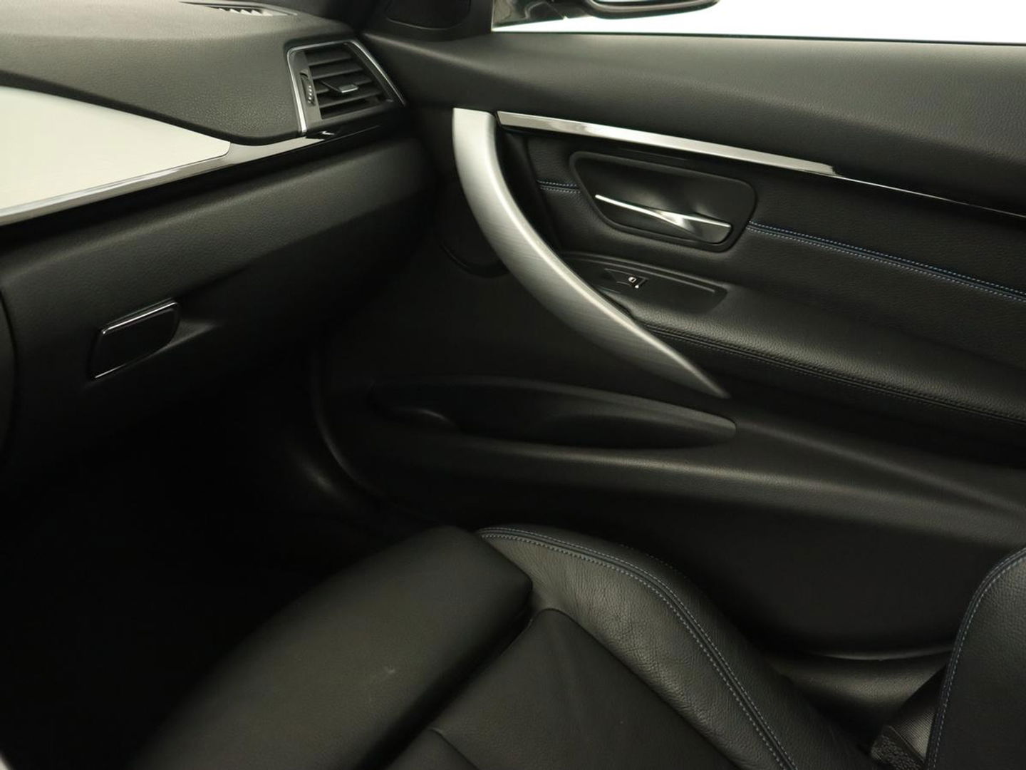 BMW 3-serie 320i M Sport | Panoramadak | Head-Up | Leder | Stoel & achterbankverwarming | Trekhaak | Full LED | Navigatie | 19'' | Camera | Climate control