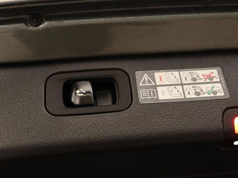 Mercedes-Benz C-Klasse 300e AMG Night | Panoramadak | Trekhaak | Sfeerverlichting | Massage | Adaptive cruise | Stoelverwarming | 360 Camera | Leder | Memory | Carplay | PHEV | Plug In