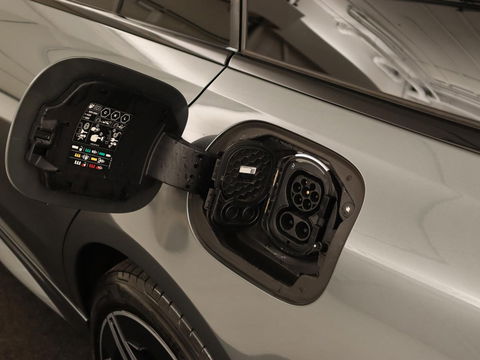 Mercedes-Benz C-Klasse 300e AMG Night | Panoramadak | Trekhaak | Sfeerverlichting | Massage | Adaptive cruise | Stoelverwarming | 360 Camera | Leder | Memory | Carplay | PHEV | Plug In