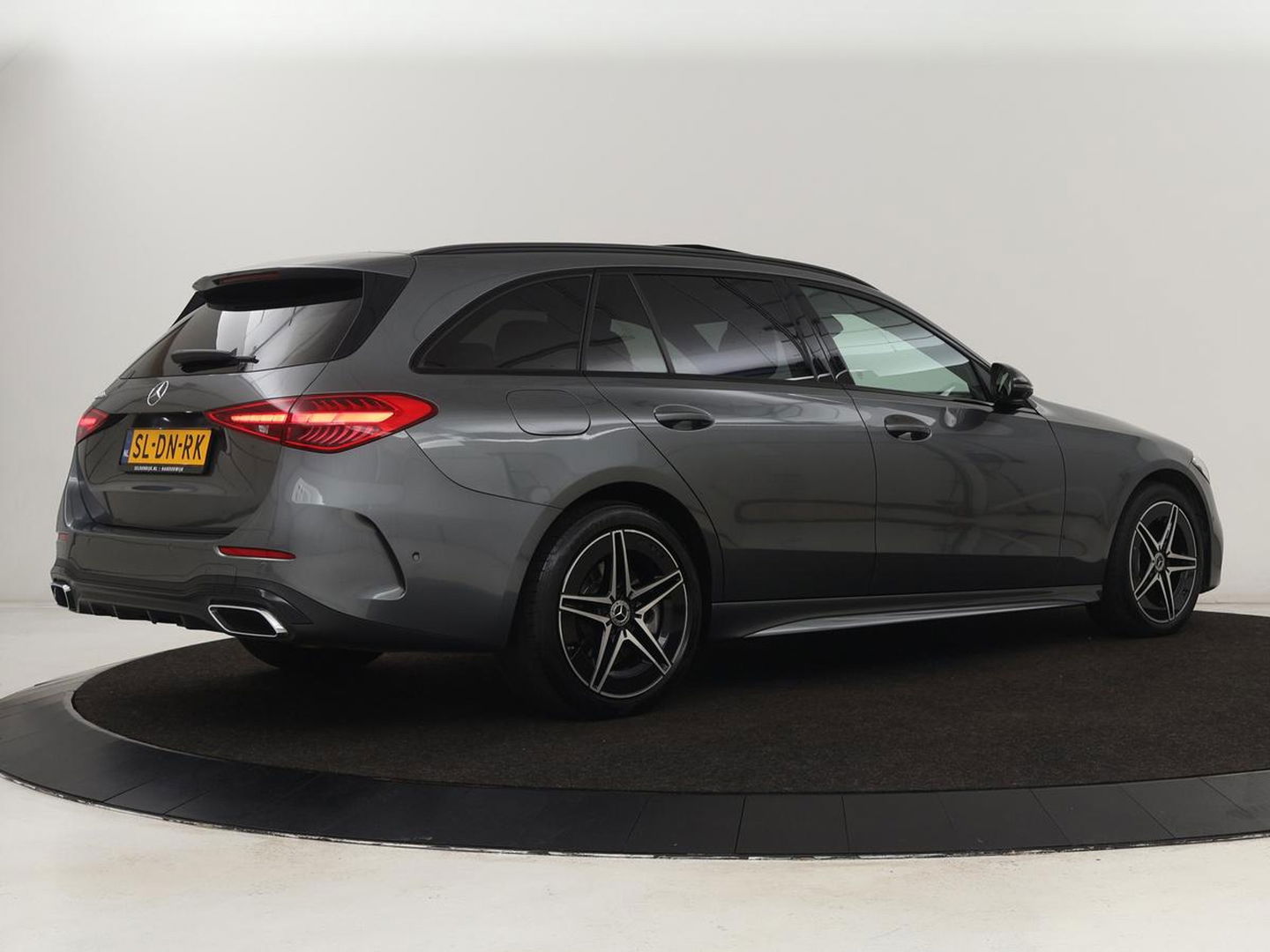 Mercedes-Benz C-Klasse 300e AMG Night | Panoramadak | Trekhaak | Sfeerverlichting | Massage | Adaptive cruise | Stoelverwarming | 360 Camera | Leder | Memory | Carplay | PHEV | Plug In